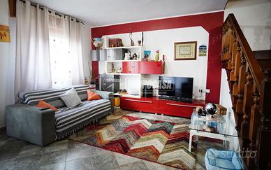 Quadrilocale ristrutturato su due livelli - Assemi