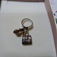 Anello in argento 925 con borsa smaltata e scarpe