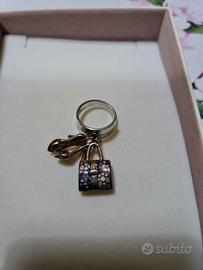 Anello in argento 925 con borsa smaltata e scarpe