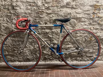 Bici da corsa vintage restaurata