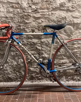 Bici da corsa vintage restaurata