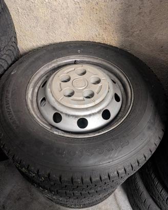 4 ruote (gomma più cerchio rinforzato) per camper