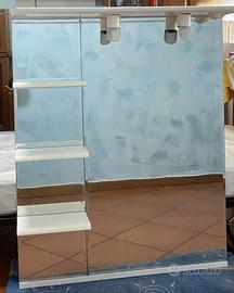 Specchio bagno con faretti e mensole