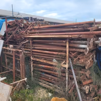 Puntelli a croce e materiale edile Vario