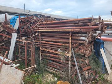 Puntelli a croce e materiale edile Vario