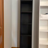 Scaffale nero con ripiani