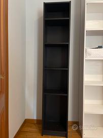 Scaffale nero con ripiani