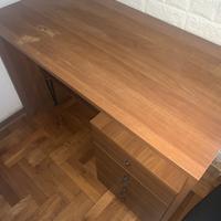 scrivania con cassetti