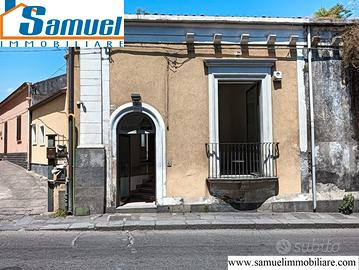 Giarre centro, bottega in via Callipoli