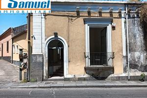 Giarre centro, bottega in via Callipoli