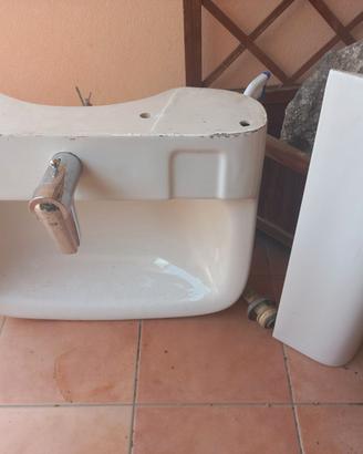 Lavandino bagno e rubinetteria