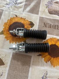 Pedalini universali per moto s scooter.
