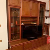 Elegante vetrina in legno per soggiorno