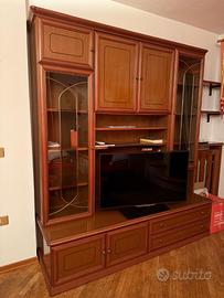 Elegante vetrina in legno per soggiorno