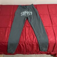 pantaloni tuta uomo supply e demand