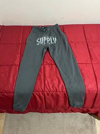 pantaloni tuta uomo supply e demand