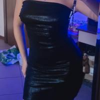 Vestito nero corto con la schiena aperta