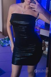 Vestito nero corto con la schiena aperta