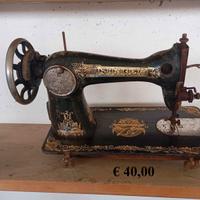 Macchina da cucire molto vecchia Singer