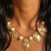 Collana cuori sacri perle e metallo oro rose'