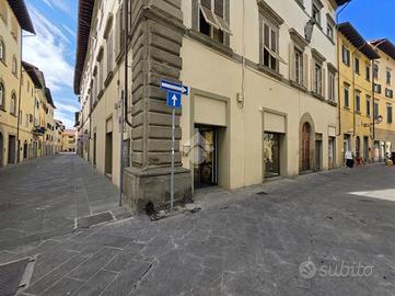 NEGOZIO A PRATO
