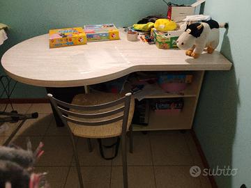 scrivania più sgabello