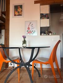 Tavolo rotondo in ferro battuto con piano in vetro