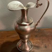 Brocca antica in metallo e argento