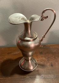 Brocca antica in metallo e argento