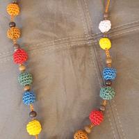 Collana con palline di cotone