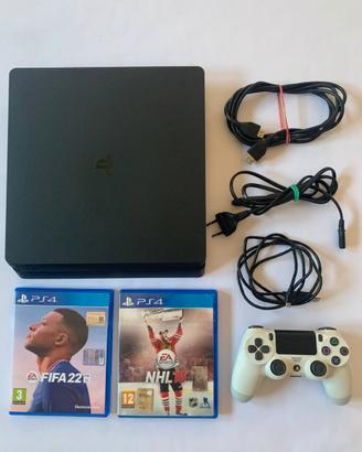 PlayStation 4 con un controller originale e giochi