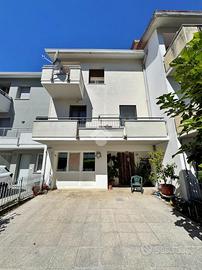 VILLA A SCHIERA A MONTELABBATE