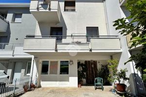 VILLA A SCHIERA A MONTELABBATE