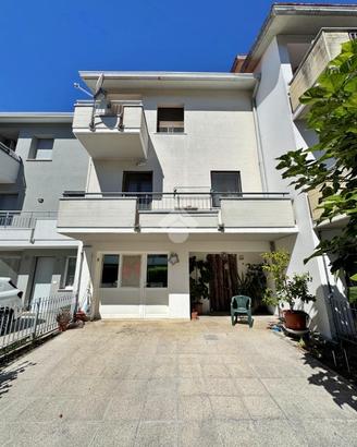 VILLA A SCHIERA A MONTELABBATE