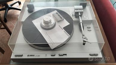 Giradischi Yamaha P750 con accessori e vinili