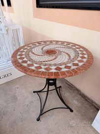 TAVOLO ARTIGIANALE ROTONDO IN MOSAICO DI MARMO