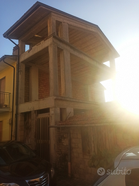 Demolizione e ricostruzione casa indipendente