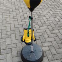 Punching ball con guantoni e basamento