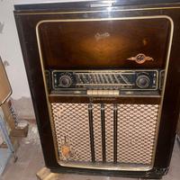 Antica radio a valvole con giradischi Graetz