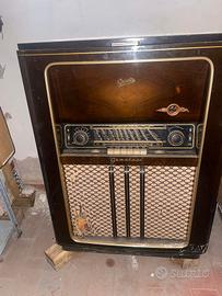 Antica radio a valvole con giradischi Graetz