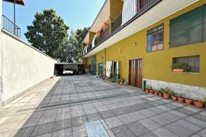 Villa singola su due livelli con giardino e box