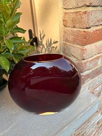 vaso sferico in vetro di colore rosso rubino