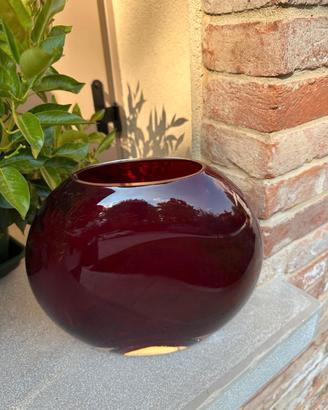 vaso sferico in vetro di colore rosso rubino
