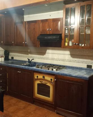 cucina  in  vero legno, in finta muratura arredi