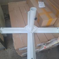 Base in acciaio bianco.