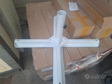 Base in acciaio bianco.