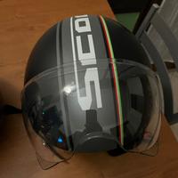 Due caschi jet, tenuti bene