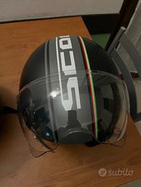 Due caschi jet, tenuti bene