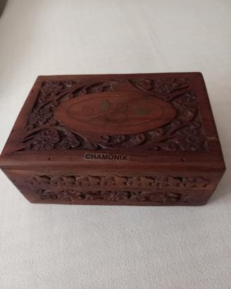 Scatolina cofanetto vintage in legno intagliato 