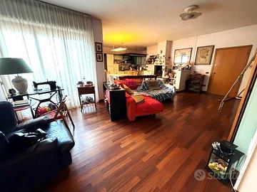 Ampio appartamento con terrazzo e giardino